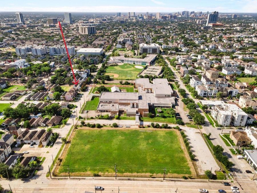 Aerial view of 1620 Andrews St and the surrounding neighborhood