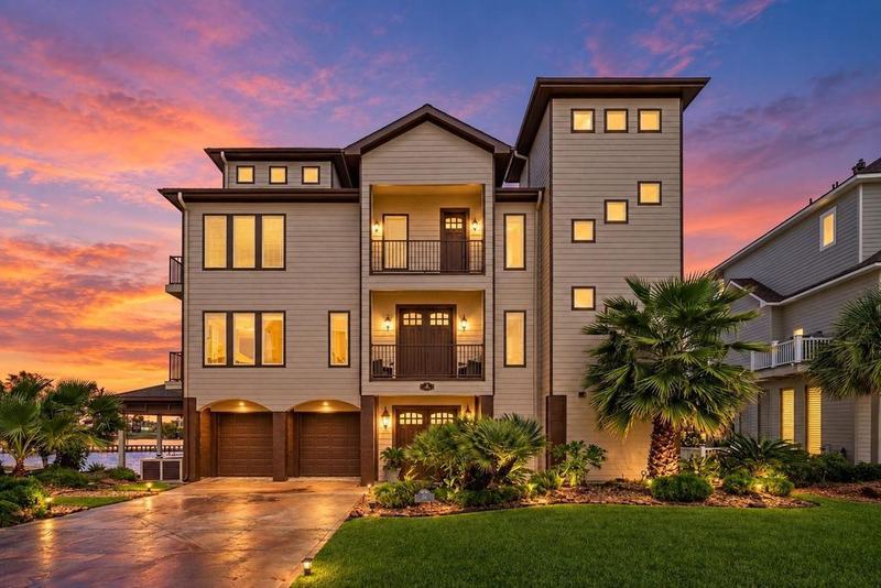 26 Half Moon, Hitchcock, TX 77563